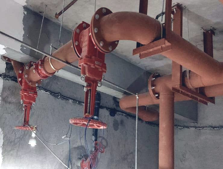 محابس بوابة (gate valves) على مجمّع علوي في غرفة طلمبات قيد التنفيذ.